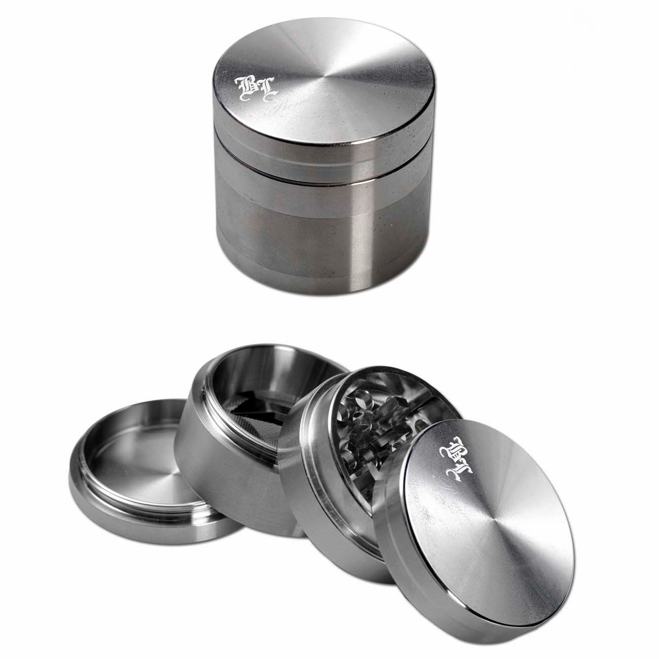 vierteiliger Grinder aus Edelstahl, einmal zusammengebaut, einmal in seine Teile zerlegt