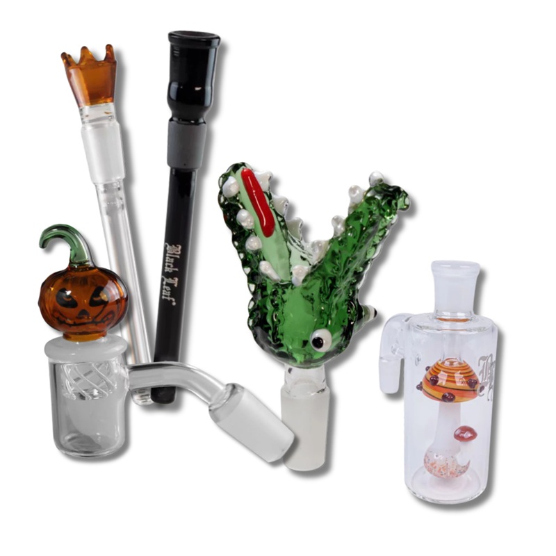 Kollage aus verschiedenem Bong-Zubehör, zum Beispiel Oil Banger mit Carb Cap, Chillums, Köpfchen und Vorkühler.