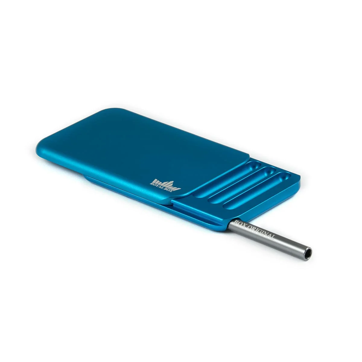 Ein blaues Snuff Kit von Royal Box, halb geöffnet mit etwas herausgezogenem Ziehröhrchen