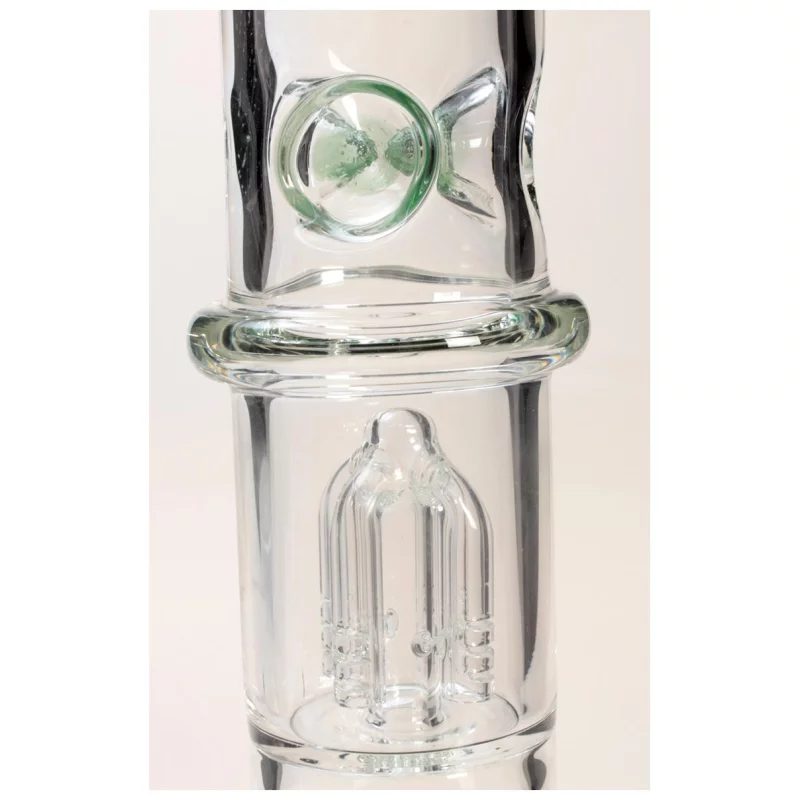 Detailaufnahme von Eis-Dornen über einem Percolator im Hals einer transparenten Glasbong