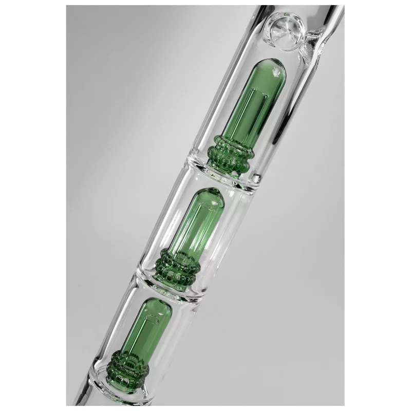 Detailaufnahme von zwei übereinanderliegenden grünen Perkolatoren in einer transparenten Zylinderbong