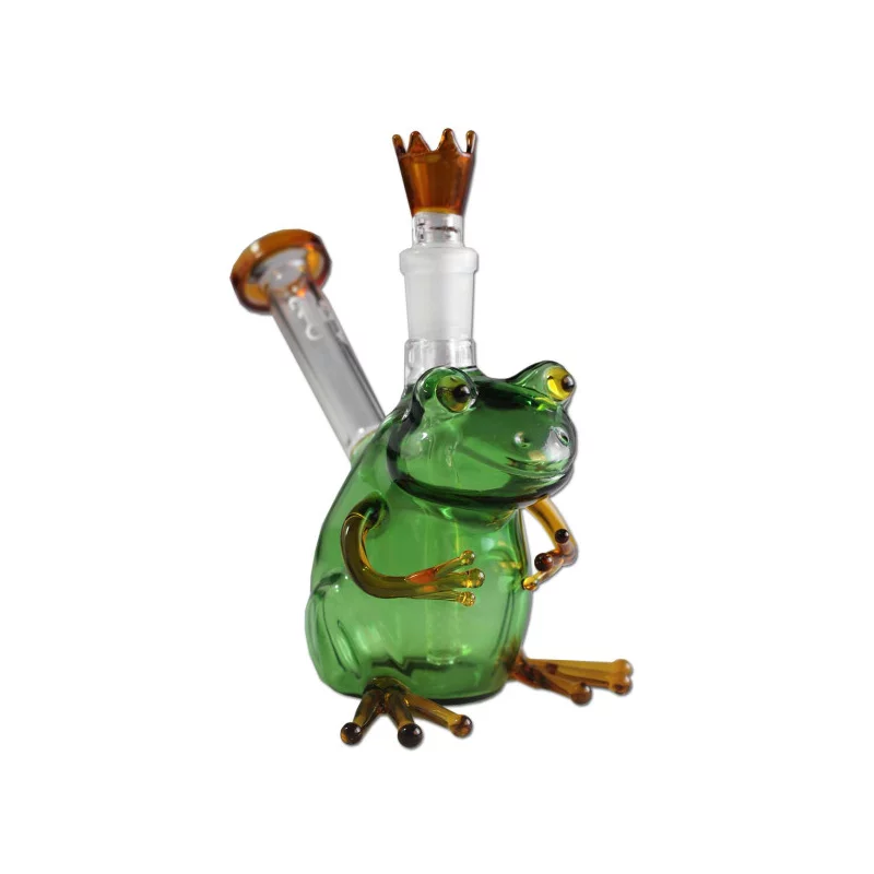 Mini-Bong in Form eines Froschkönigs, Kopf ist die goldene Krone, Mundstück geht am Rücken ab, grüner Korpus mit orangenen Details.