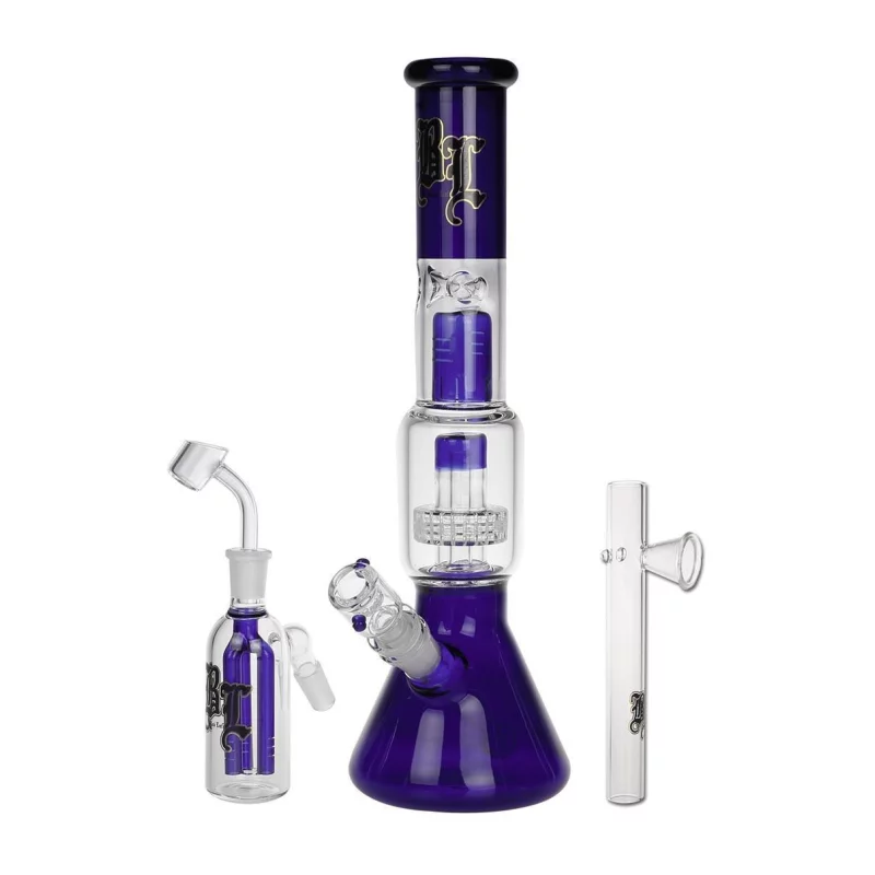 BeakerBong mit blauer Wasserkammer, blauem Trommelperkolator und blauem Mundstück, daneben weiteres Zubehör