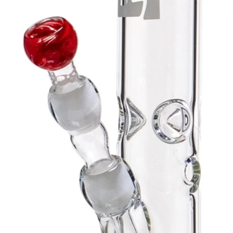 Detailaufnahme eines Halses einer Bong mit Eisdornen, das Köpfchen aus rotem Glas ragt mit ins Bild