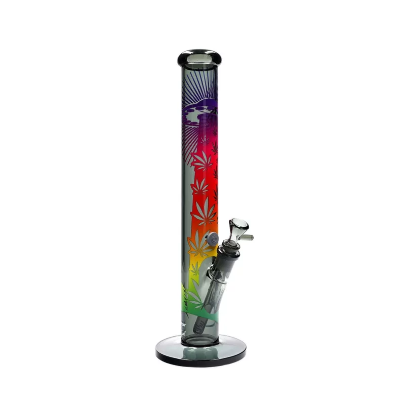 Zylinderbong aus Glas mit regenbogenfarbenem Print über den gesamten Korpus, kleine Hanfblätter sind zu erkennen, Köpfchen an der Seite ebenfalls sichtbar