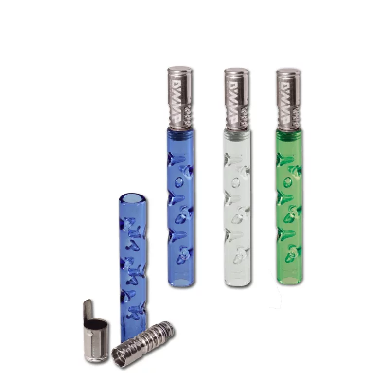 DynaVap Handvaporizer in drei Farben, ein weiterer zerlegt davor