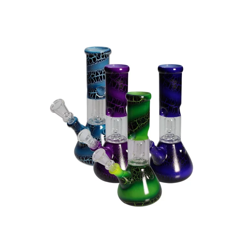 vier Mini-Eisbongs nebeneinander, mit Steckkopf und Perkolator, Hals und Korpus bunt, blau, lila, grün, dunkelblau, rest klares Glas