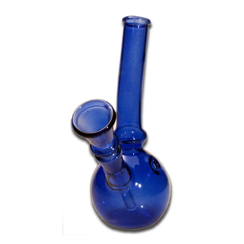 schlichte Kugelbong aus blauem Glas, leicht gebogenes Mundstück, großer Trichterkopf mit Chillum-Stecksystem, Kickloch an der Seite