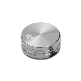 Grinder aus silbernem Metall mit geriffeltem Rand und graviertem Logo auf dem Deckel, runde Form, geschlossene Ansicht.