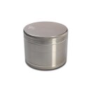 Aluminium Grinder zylindrisch, silberfarben. Vier-teiliges Design mit Rändelung am Deckel und Boden für besseren Halt. Graviertes Logo oben links auf dem Deckel.
