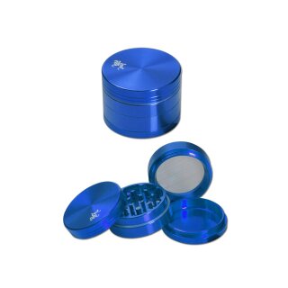 Grinder, rund, blaues Metall, vierteilig mit herausnehmbarem Siebeinsatz, abgestufte Struktur, Deckel mit eingeätztem Logo, sichtbare Mahlzähne, moderner Look.