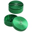 Grinder, rund, aus grünem Metall, mit Rändelung am Rand, geöffnete und geschlossene Ansicht. Oberseite mit Schriftzug Diamond Grinder Black Leaf und Logo graviert.