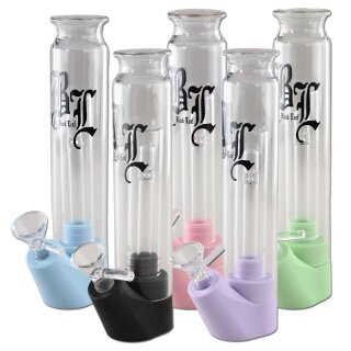 \Bong aus klarem Glas mit rosa Fuß und schwarzem Logo Black Leaf vertikal auf Korpus, Glassteckkopf an rosa Basis befestigt. Einfaches, zylindrisches Design, ohne sichtbare Perkolatoren.\