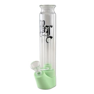 Bong aus klarem Glas mit grünem Silikonfuß, gerader Zylinderform, abnehmbarem gläsernem Steckkopf, schwarzes Logo senkrecht auf dem Korpus.