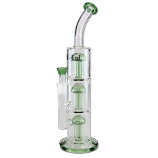 Bong mit mehrstufigem Aufbau aus Klarglas, grüne Akzente, zwei Baumperkolatoren, gerader Hals, grüner Mundstückrand, Aufdruck mittig auf Rauchkammer, transparent-grüner Steckkopf.