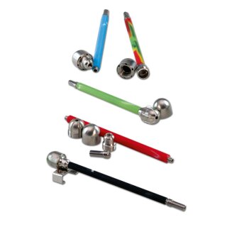 Vaporizer mit langem schwarzem Griff aus Metall, silberner Heizkammer und abnehmbarem Mundstück. Zubehör: Reinigungsbürste, Metallfilter, schwarzer Adapter, Schachtel mit Aufschrift.