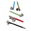 Vaporizer mit langem schwarzem Griff aus Metall, silberner Heizkammer und abnehmbarem Mundstück. Zubehör: Reinigungsbürste, Metallfilter, schwarzer Adapter, Schachtel mit Aufschrift.