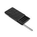 Geöffnete Metalldose mit Krokodilleder auf dem...