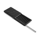 Rechteckige Snuff Box aus Metall mit einem Deckel mit Krokodilleder und einer fast komplett aufgezogenen Schublade mit mehreren länglichen Fächern sowie einem silberfarbenen Metallrohr.