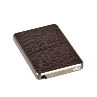 Rechteckige Metalldose mit brauner Haifischhaut auf der Oberfläche, kleines Logo unten rechts.