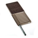 Geöffnete Metalldose mit Haifischhaut auf dem...