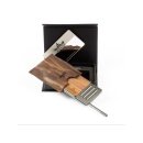 Offene schwarze Box mit silberner Metalldose und...