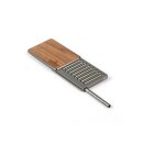 Geöffnete silberne Metalldose mit Walnussholz auf dem Deckel, darunter ein Einsatz mit mehreren länglichen Fächern und ein herausziehbares silbernes Metallröhrchen.