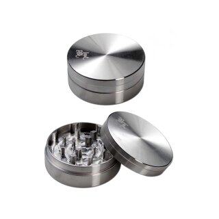 Grinder, rund, Metall, silberfarben, zweiteilig, mit Gravur BL auf dem Deckel, scharfe Zähne innen sichtbar, Deckel leicht geöffnet, TÜV-Zertifikatsymbol rechts oben.