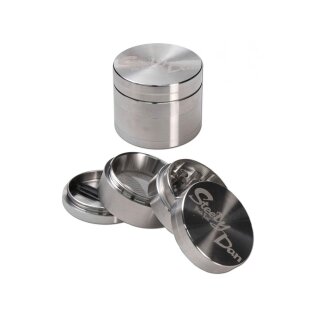 Aluminium Grinder, runder mehrteiliger Metall-Grinder aus silberfarbenem Aluminium mit graviertem Logo auf dem Deckel, sichtbarem feinem Metallsieb und scharfen Mahlschneiden.