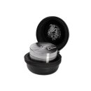 Grinder aus Metall in Silber, zylindrische Form, mit graviertem Schriftzug Steely Dan. Geöffnetes schwarzes Etui mit sichtbarem Logo im Inneren des Deckels.