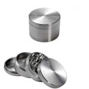 Grinder aus Metall, zylindrische Form, silberfarben. Drei...