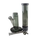 Bong-Kit aus schwarzem Glas in Verpackung, inkl. schwarzes zylindrisches Korpus, Metall-Chillum, Glas-Steckkopf, Zubehör in Schaumstoffeinlage angeordnet, Herstellerlogo auf Korpus.