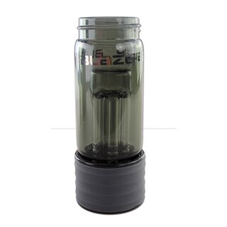 Bong-Einsatz aus dunkel gefärbtem Glas mit zylindrischer Form, sichtbarem Vierarm-Perkolator im Inneren, geriffelter schwarzer Silikonfuß, buntes Logo auf der oberen Hälfte des Körpers.