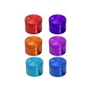 Aluminium Grinder, rund, in verschiedenen Farben: rot, lila, orange, lichtlila, türkis, blau. Alle haben ein eingraviertes Logo auf der Oberseite. Drei Teile sichtbar pro Grinder.