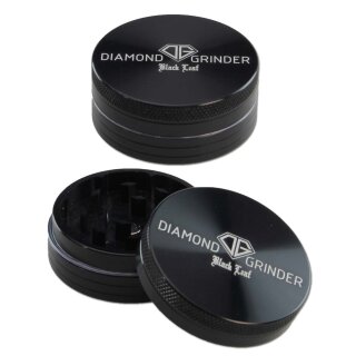 Grinder, rund, schwarzes Metall, vierteilig, Riffelung an den Seiten, sichtbarer Innenteil mit Mahlzähnen, Deckel mit Gravur Diamond Grinder, Black Leaf Logo oben.