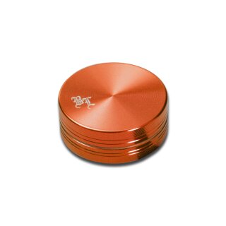Grinder, runde Form, orangenes Metall, glatte Oberfläche, graviertes Logo auf dem Deckel, geriffelte Seiten für besseren Halt.