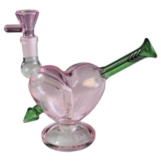 Bong in Herzform aus rosa Glas mit grünem, pfeilförmigem Mundstück. Klarer Standfuß mit eingraviertem Black Leaf Logo. Abnehmbarer, klarer Glaskopf mit rosa Akzenten und 14.5 mm Schliff.