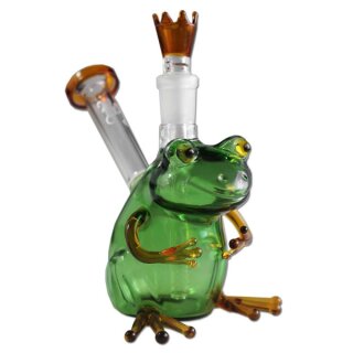 Bong in Froschform aus grünem Glas mit braunen Glasdetails, seitlichem schrägen Ansatzrohr mit braunem Mundstück, transparenter Steckverbindung und Krone auf dem Kopf.