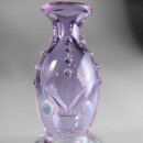 Bong aus lila Glas mit bauchigem Korpus und...