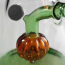 \Bong mit grünem Glasrohr, orangem, kürbisförmigem Perkolator, klarer Korpus. Schwarzer Kreis an Korpus. Sichtbarer Teil eines Stecksystems ohne Kopf.\