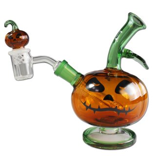 Bong aus Glas in Kürbisform mit orangenem Korpus und grünem Hals, auf transparentem Fuß. Schwarzes Gesichtsmuster auf dem Korpus. Abnehmbarer Glassteckkopf in Kürbisdesign.
