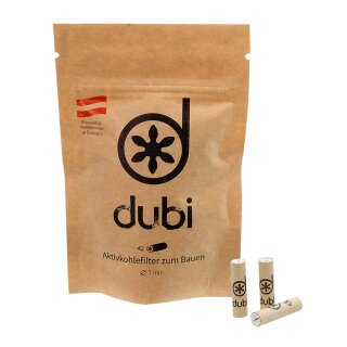 Aktivkohlefilter-Verpackung aus braunem Papier mit dubi-Logo in Schwarz und Österreich-Fahne. Drei zylindrische Filter liegen daneben, ebenfalls mit dubi-Logo bedruckt.