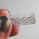 Glastip mit eingedrehtem Design, aus klarem Glas, gehalten von einer Hand. Eingeätztes Logo entlang der Seite. Glatter Rand ohne sichtbare Anbauteile.