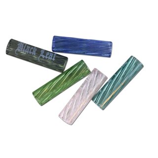 Chillum Glas in verschiedenen Farben, darunter grün, blau und transparent, mit gedrehter Struktur
