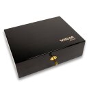 Schwarze Holzbox mit goldenem Schloss und Schlüssel, rechteckig, glatte Oberfläche, goldfarbenes Logo rechts oben auf dem Deckel. Box für sichere Aufbewahrung, schlichtes Design.