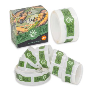 Grüne Aufkleberrolle mit Hanfblatt-Motiv und schwarzer Aufschrift Black Leaf. Neben der Rolle eine Verpackung mit identischem Design und Aufschrift x50.
