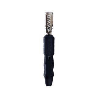 Vaporizer-Stift, zylindrisch, Metall- und Kunststoffgehäuse, schwarze Griffhülse, silberner Metallkopf mit gefrästem Logo oben, schlichte, funktionale Gestaltung.