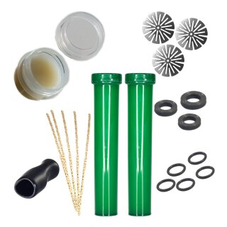 Stem-Set mit zwei grünen Metallrohren, vier schwarzen Gummidichtungen, drei Stahlsieben, schwarzem Mundstück, fünf Reinigungsstäbchen und einem Glasbehälter mit durchsichtigem Deckel.