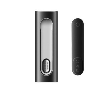 Detailaufnahme eines Vaporizers, rechteckig, schwarze Metallhülle, silberne Heizkammer, rechts daneben abnehmbare schwarze Klappe mit Logo auf der Oberseite.