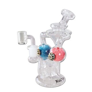 Bong aus klarem Glas mit zwei kugelförmigen Kammern, eine mit blauem Granulat, die andere mit rotem Granulat, und seitlicher Glasarm mit weißem Anschluss